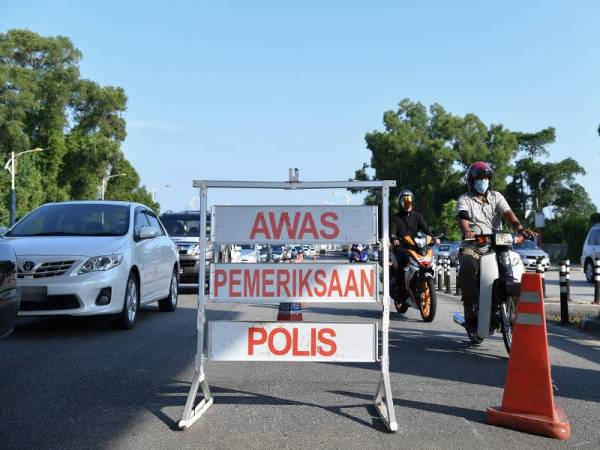 KUALA TERENGGANU - Sekatan jalan raya yang dijalankan oleh anggota Polis dan Angkatan Tentera Malaysia (ATM) berikutan Perintah Kawalan Pergerakan (PKP) Fasa Kedua yang masuk hari ke-23 ketika tinjauan di Jambatan Sultan Mahmud hari ini. - Foto Bernama