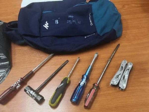 Peralatan seperti playar dan pemutar skru dijumpai dalam beg milik suspek. -Foto: FB Polis Daerah Ipoh