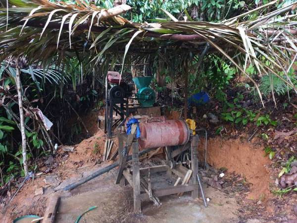 Pelbagai peralatan cari gali emas turut dirampas. - Foto ihsan JPNP