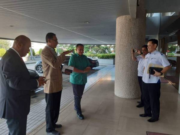 Rosol (dua dari kiri) menghadiri mesyuarat di Wisma Darul Iman, pagi ini.