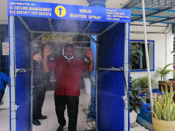 Orang awam diwajibkan melalui terowong nyah kuman ini sebelum berurusan di kaunter balai polis.