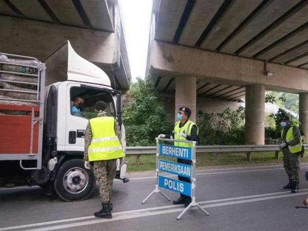 Pemeriksaan ketat dilakukan di laluan utama ke daerah Hulu Terengganu. - Foto IPD Hulu Terengganu