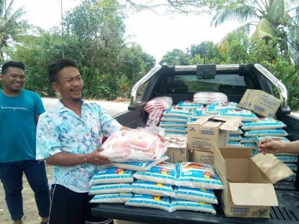 Sebahagian barangan keperluan diagih kepada Ketua UMNO Cawangan untuk diagih kepada penduduk setempat.