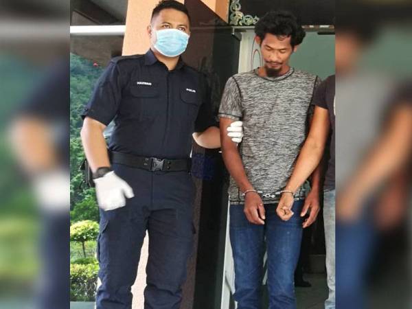 Tertuduh dijatuhi hukuman denda RM500 atau sebulan penjara oleh Mahkamah Majistret di sini hari ini selepas mengaku salah memecahkan 12 keping cermin tingkap nako rumah ibunya.