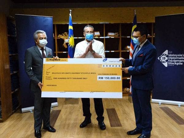 Hishammuddin menyaksikan penyerahan sumbangan yang disalurkan kepada MDES di Wisma Putra, Putrajaya hari ini.