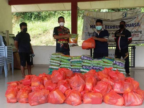 Antara bantuan yang diagihkan Fauzi kepada mereka yang kurang berkemampuan di sekitar Bukit Beruntung dan Bukit Sentosa.