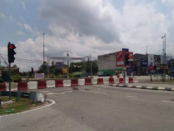 Polis menutup Jalan Sungai Kajang semalam.