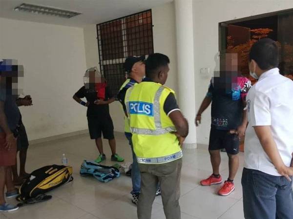 Antara beberapa gambar Ahli Majlis MBSA terbabit bersama tiga rakannya yang tular di laman sosial hingga menimbulkan kemarahan warganet kerana ingkar PKP