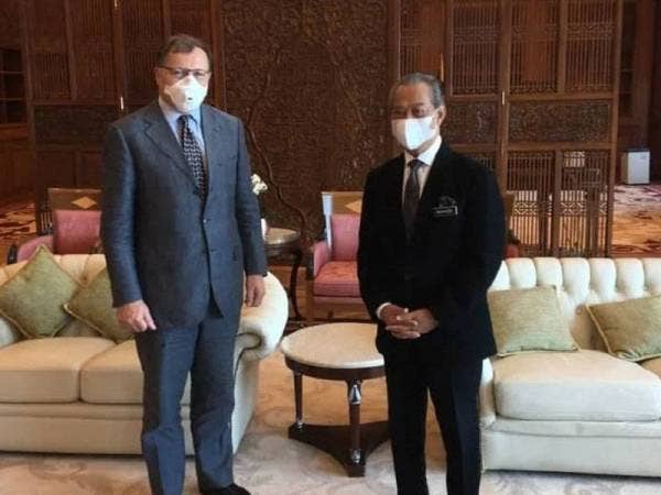 Pesuruhjaya Tinggi Britain ke Malaysia, Charles Hay mengadakan pertemuan dengan Perdana Menteri, Tan Sri Muhyiddin Yassin di Putrajaya, hari ini. - Foto Twitter rasmi Charles Hay