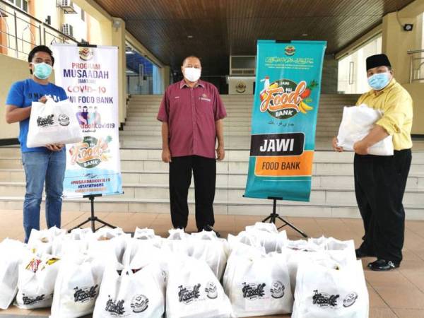 Wakil Pertis menerima bantuan untuk diagihkan kepada OKU penglihatan.