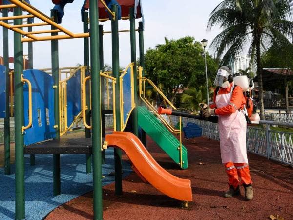 Kakitangan Jabatan Kesihatan dan Alam Sekitar Unit Vektor Dewan Bandaraya Kuala Lumpur melakukan operasi nyah cemar bagi mengekang penularan koronavirus (Covid-19) di sekitar Sri Rampai hari ini. - Foto Bernama