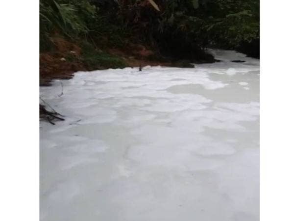 Rakaman video menunjukkan buih putih memenuhi Sungai Meru didakwa menyebabkan kematian beribu ikan.