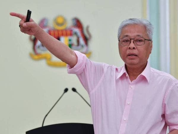 Menteri Kanan (Kluster Keselamatan) merangkap Menteri Pertahanan, Datuk Seri Ismail Sabri Yaakob pada sidang media selepas mempengerusikan Mesyuarat Khas Menteri Menteri Berkenaan Pelaksanaan Perintah Kawalan Pergerakan (PKP) di bangunan Perdana Putra hari ini. - Foto Bernama