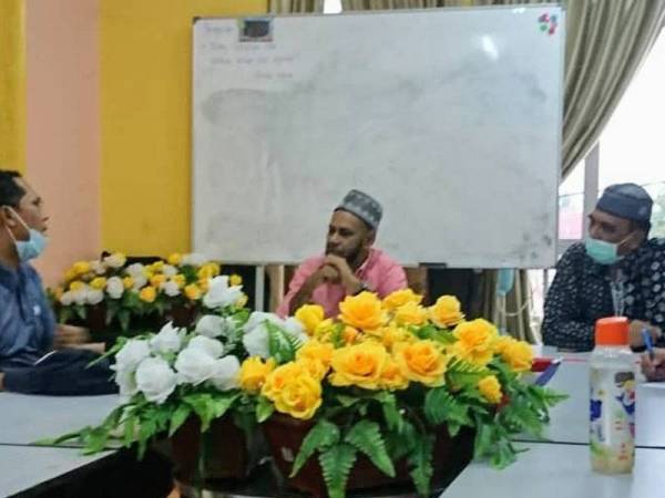 Baharudin (tengah) ketika bermesyuarat antara Gapema dengan Exco Belia dan Sukan, Perlancongan, Seni Budaya, Pembangunan Usahawan, Asmirul Anuar Aris.