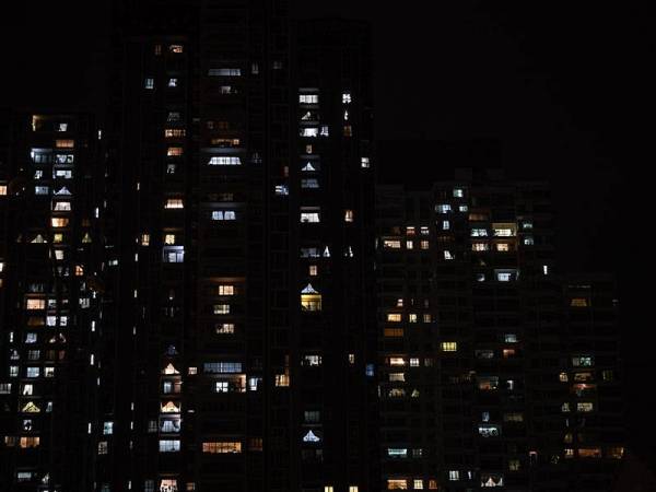 Kelihatan nyalaan lampu menerangi majoriti setiap rumah sebuah pangsapuri menandakan orang ramai mematuhi Perintah Kawalan Pergerakan (PKP) susulan ancaman wabak COVID-19 dan tidak keluar selepas jam 8 malam. - Foto Bernama 