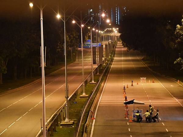 Kelihatan tiada kenderaan yang melalui sekatan pihak Polis dan Angkatan Tentera (ATM) di Lebuh Sentosa Putrajaya semasa tinjauan Perintah Kawalan Pergerakan (PKP). - Foto Bernama 