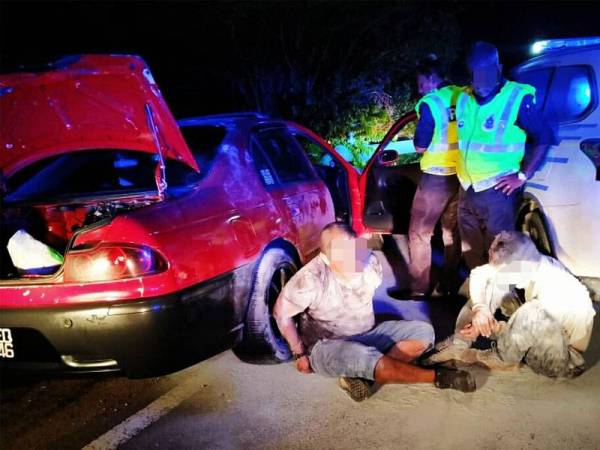 Dua lelaki berusia 25 dan 30 tahun ditahan bagi membantu siasatan.