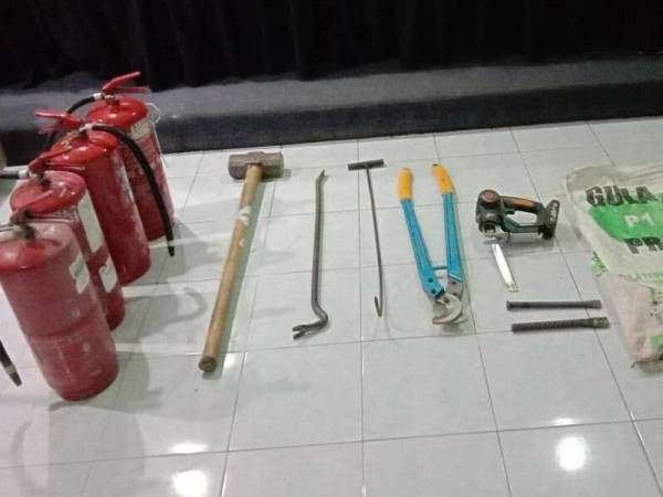 Antara alatan pecah rumah yang ditemui dalam kereta dinaiki suspek.