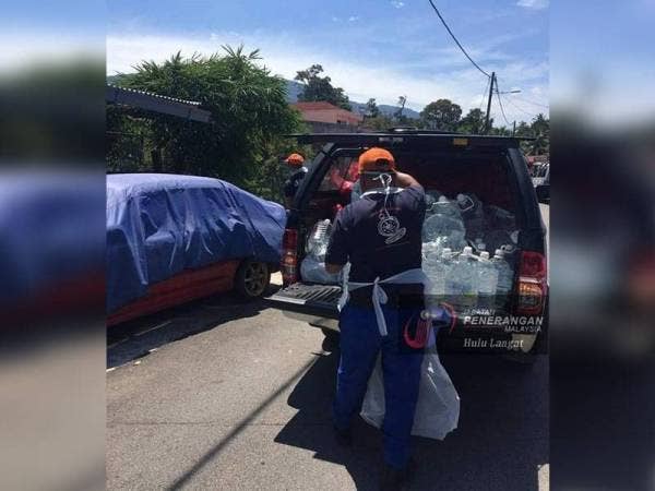 Sumbangan terus diagihkan kepada penduduk terlibat PKPD. - Foto ihsan Pusat Maklumat Rakyat Pejabat Penerangan Hulu Langat