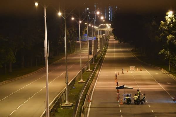 Kelihatan tiada kenderaan yang melalui sekatan pihak Polis dan Angkatan Tentera (ATM) di Lebuh Sentosa Putrajaya. -Foto Bernama