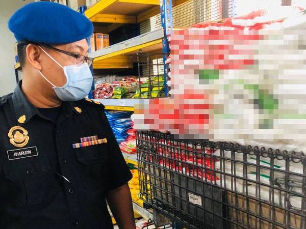 KPDNHEP Selangor menjalankan pemeriksaan bekalan makanan dan barangan keperluan di pasar raya sekitar Selangor.