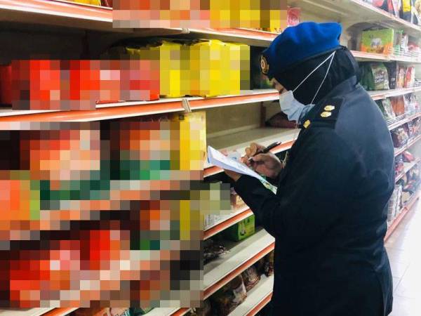 KPDNHEP Selangor menjalankan pemeriksaan bekalan makanan dan barangan keperluan di pasar raya sekitar Selangor.