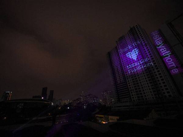 Pancaran cahaya yang bertulis ‘#stayathome’ dan ‘Thank You Malaysian Frontlines’ di sekitar Pusat Bandaraya ketika tinjauan foto Bernama berikutan Pelaksanaan Perintah Kawalan (PKP) dalam mengekang penularan wabak Covid-19 hari ini - Foto Bernama