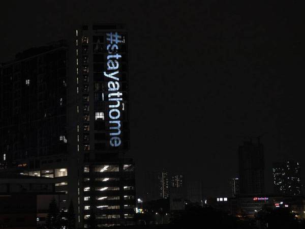 Pancaran cahaya yang bertulis ‘#stayathome’ di sekitar Pusat Bandaraya ketika tinjauan foto Bernama berikutan Pelaksanaan Perintah Kawalan (PKP) dalam mengekang penularan wabak Covid-19 hari ini.- Foto Bernama
