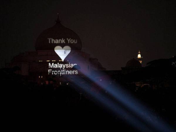 Pancaran cahaya yang bertulis ‘Thank You Malaysian Frontlines’ di sekitar Pusat Bandaraya ketika tinjauan foto Bernama berikutan Pelaksanaan Perintah Kawalan (PKP) dalam mengekang penularan wabak Covid-19 hari ini. - Foto Bernama