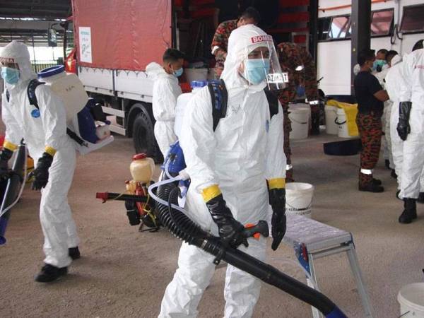 Proses nyah cemar di kawasan Masjid Sri Petaling hari ini.