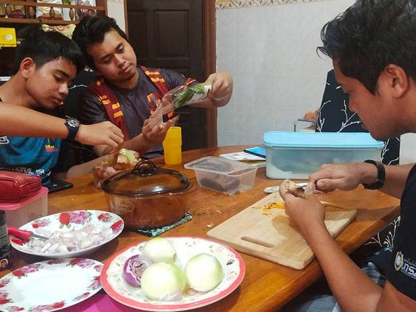Setiap anak-anaknya diberikan tugas masing-masing apabila berada di dapur.