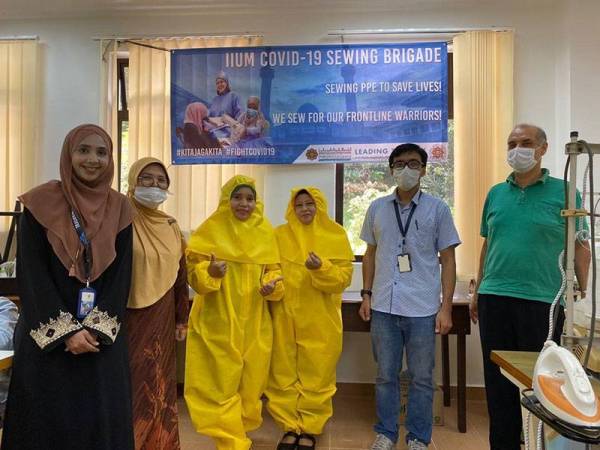 Dr Muhammad Irwan (dua dari kanan) bersama rakan-rakan penyelaras dan tiga tenaga pengajar Briged Menjahit Covid-19 UIAM yang mengajar menjahit PPE secara sukarela.