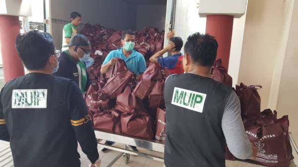 Muip mengagihkan beg bekalan keperluan harian kepada asnaf di negeri ini. Foto; Ihsan Muip