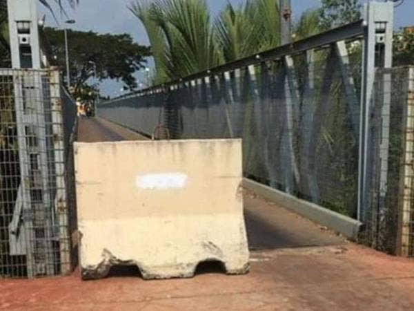 Polis menutup jambatan besi itu dengan menggunakan penghadang konkrit.