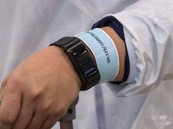 Gelang elektrik yang akan dipasang kepada rakyat yang menjalani kuarantin bagi mengelakkan mereka ingkar dengan arahan duduk di rumah. - Foto Sumber Internet