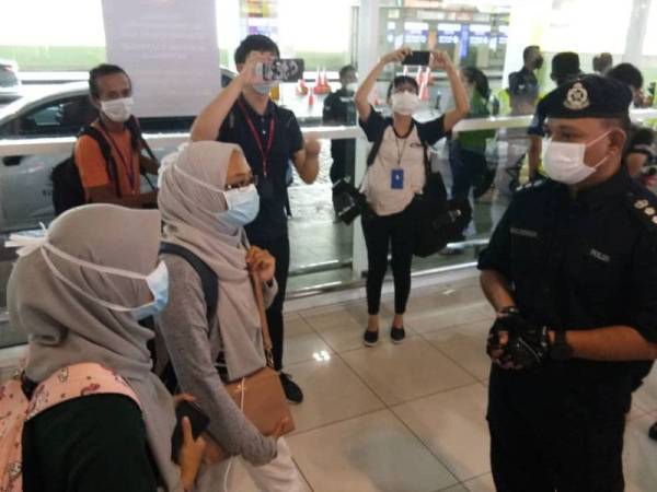 Mohamed Mokhsein beramah mesra dengan pengunjung di Terminat Bersepadu Selatan, di sini, baru-baru ini.