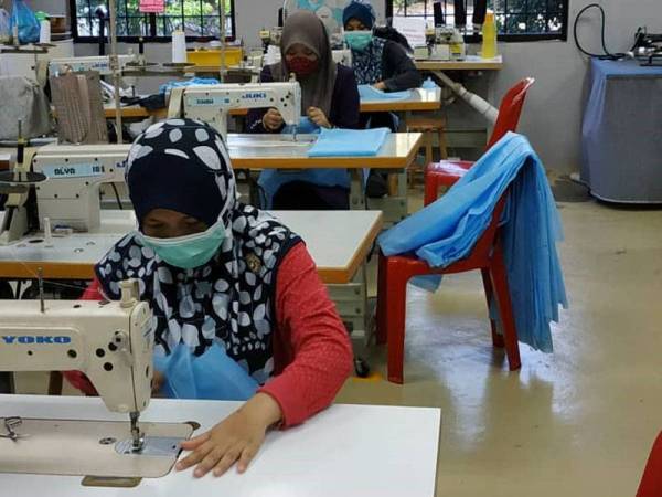 Kakitangan Pusat GiatMara Balik Pulau sedang giat menyiapkan tudung kepala yang akan diserahkan kepada Hospital Balik Pulau.