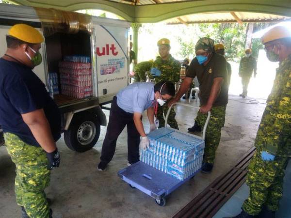 Produk Yakult diserahkan kepada Thanaselan untuk diagihkan kepada penduduk Kampung Dato’ Ibrahim Majid baru-baru ini.