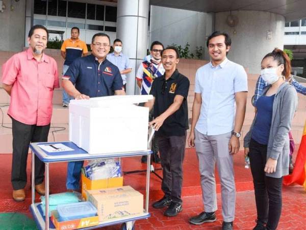 Amirudin (dua dari kiri) melihat peralatan yang akan digunakan dalam proses ujian saringan selepas taklimat di Bangunan Setiausaha Kerajaan Negeri pagi tadi.