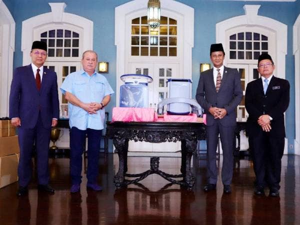 Dari kiri: Hasni, Sultan Ibrahim, Azmi dan Aman merakam kenangan selepas menerima 42 unit ventilator yang disumbangkan bagi kegunaan hospital-hospital di Johor, di Istana Pasir Pelangi, Johor Bahru hari ini. - Foto Royal Press Office
