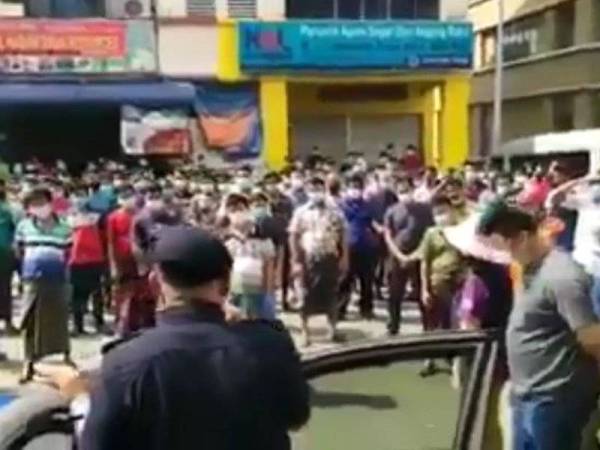 Video kiriman pengguna Facebook bernama Lee Perak