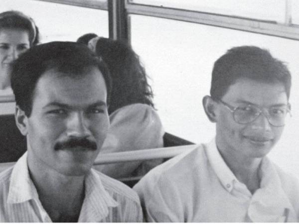 Azman (kanan) bersama rakan dari Iraq ketika menaiki pengangkutan yang digelar coaster untuk menghadiri kuliah di Baghdad.