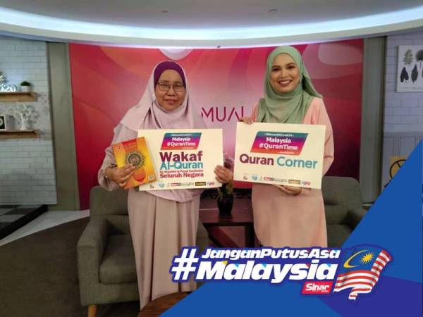 Marhaini (kiri) terus komited bersama WUIF mempromosikan Program Wakaf Quran Mu'jam menerusi TV AlHijrah semalam.