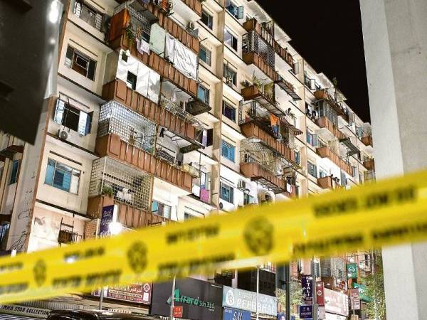 Bangunan Selangor Mansion dan Malayan Mansion di Jalan Masjid India, Kuala Lumpur dikawal ketat pasukan keselamatan akibat wabak Covid-19. Pelaksanaan PKP adalah sah mengikut Perlembagaan. - Foto Bernama