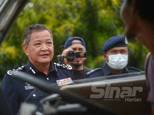Abdul Hamid ketika meninjau sekatan jalan raya Op Covid19 di Kampung Pandan baru-baru ini. - Foto Sharifudin Abdul Rahim