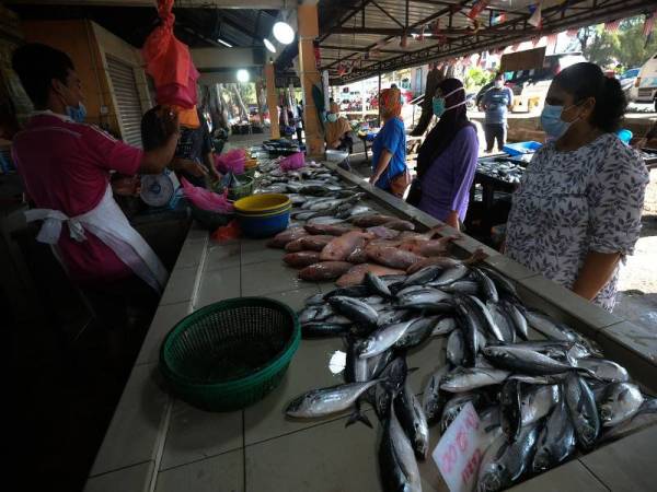 Orang ramai dilihat membeli barangan basah di Pasar Nelayan dekat Pantai Puteri, Melaka pada tinjauan hari ini. - Foto Bernama
