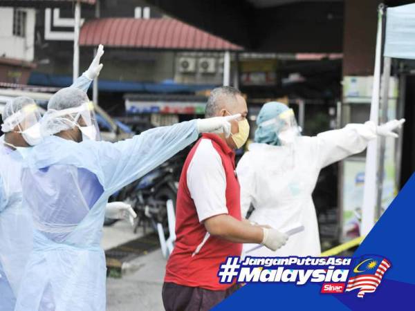 Petugas Kementerian Kesihatan  Malaysia (KKM) melakukan saringan Covid-19 ke atas penghuni Flat PKNS Blok A dan B, Kampung Baru. 
Foto: ROSLI TALIB