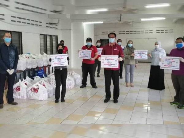 Pelbagai pihak turut serta menjayakan program #musaadahcovid19 dengan mengedarkan makanan kepada penduduk flat kos rendah Taman Kosas, Ampang hari ini.
