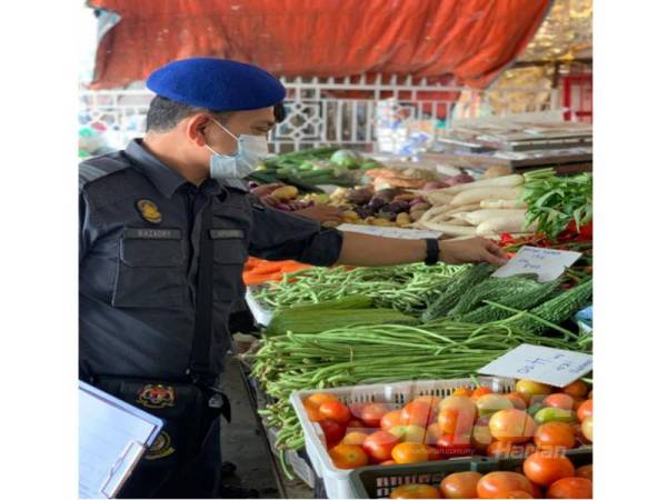 Anggota KPDNHEP Kuala Lumpur menjalankan pemeriksaan ke atas premis perniagaan barangan keperluan
