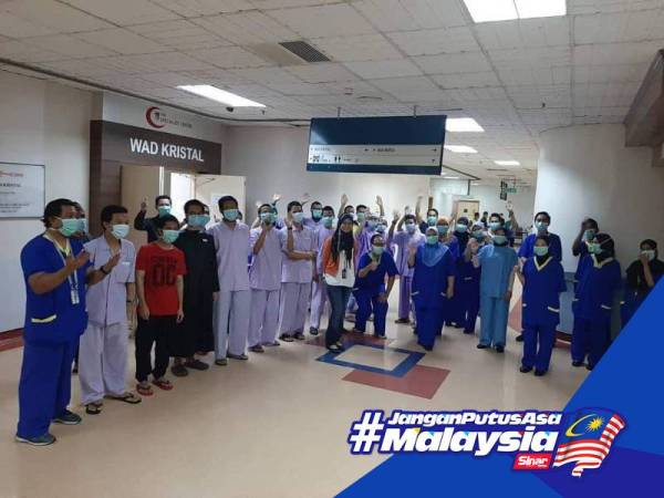 Pelajar tahfiz Madrasah Miftahul Ulum, Sri Petaling yang sembuh sepenuhnya dari Covid-19 berkongsi kegembiraan dengan doktor dan jururawat sebelim discaj daripada HCTM hari ini.